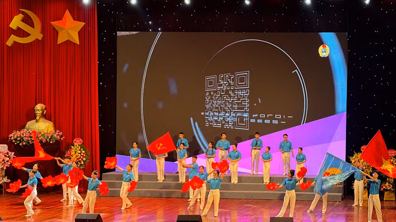 Văn nghệ chào mừng kỷ niệm 95 năm Ngày thành lập Công đoàn Việt Nam.