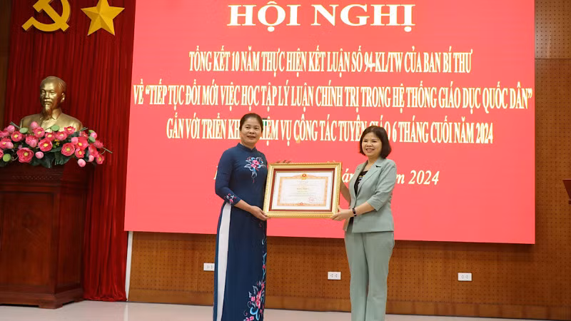 Thừa ủy quyền, Phó Bí thư Thường trực Tỉnh ủy Nguyễn Hương Giang trao Bằng khen của Thủ tướng Chính phủ tặng cá nhân có thành tích trong công tác giai đoạn 2019-2023, góp phần vào sự nghiệp xây dựng chủ nghĩa xã hội và bảo vệ Tổ quốc.