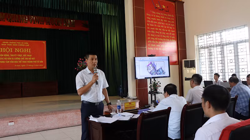 Phó Chủ tịch UBND thành phố Từ Sơn Nguyễn Mạnh Cường giải đáp kiến nghị và vận động các hộ gia đình nhận tiền đền bù để bảo đảm tiến độ Dự án.