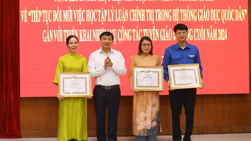 Trưởng Ban Tuyên giáo Tỉnh ủy Nguyễn Đình Lợi trao Bằng khen của Trưởng Ban Tuyên giáo Trung ương cho các tập thể, cá nhân có thành tích xuất sắc trong học tập và làm theo Bác năm 2023.