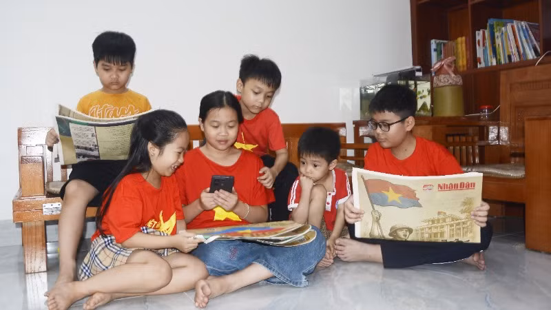 Các em nhỏ hào hứng khám phá phụ san đặc biệt.