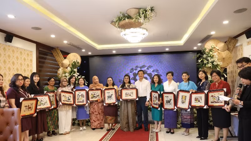 Lãnh đạo tỉnh Bắc Ninh trao tặng tranh dân gian Đông Hồ tới Phu nhân Thủ tướng Chính phủ và Nhóm Phụ nữ Cộng đồng ASEAN tại Hà Nội.
