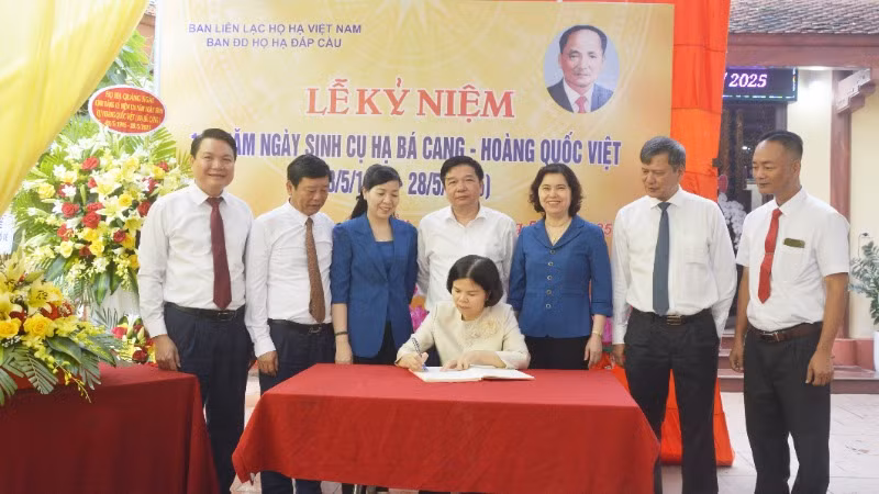 Lãnh đạo tỉnh Bắc Ninh ghi lưu bút tại Sổ vàng của dòng họ Hạ.