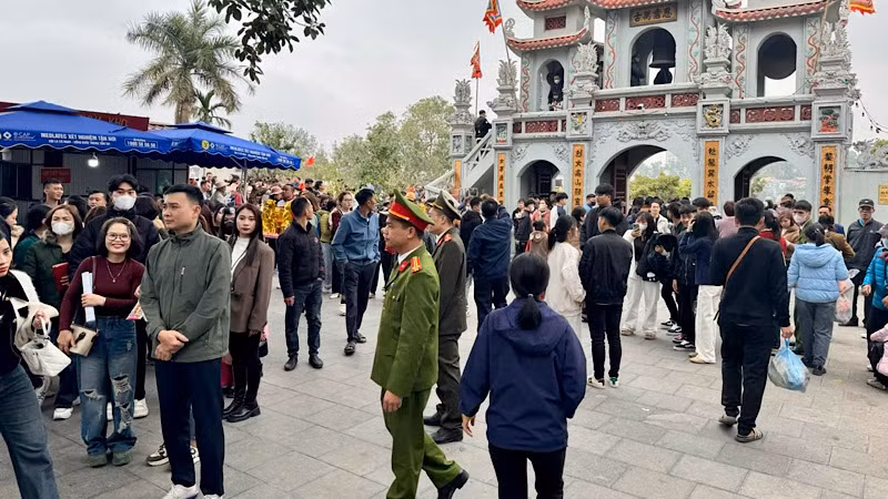 Lực lượng chức năng tăng cường làm nhiệm vụ bảo vệ an ninh trật tự khu vực lễ hội. Lực lượng chức năng tăng cường làm nhiệm vụ bảo vệ an ninh trật tự khu vực lễ hội.