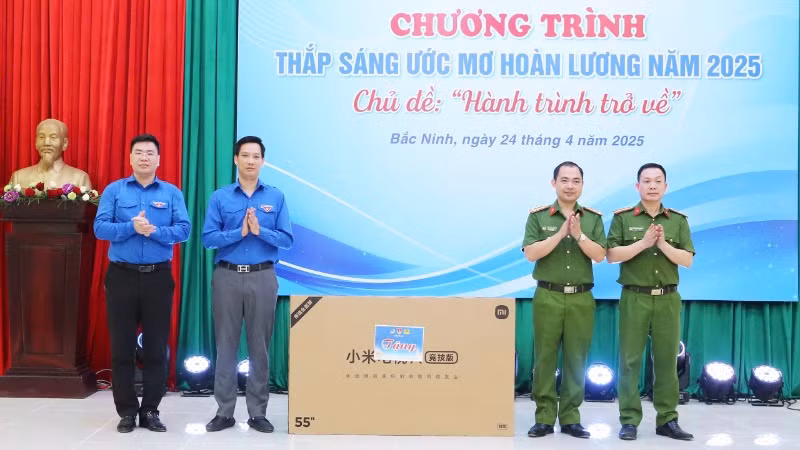 Tỉnh Đoàn, Hội Liên hiệp thanh niên tỉnh trao quà tặng Trại tạm giam Công an tỉnh.