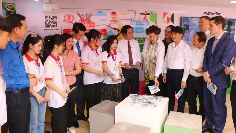 Các đại biểu tham quan "Chuyến xe hướng nghiệp" tại lễ khai mạc.