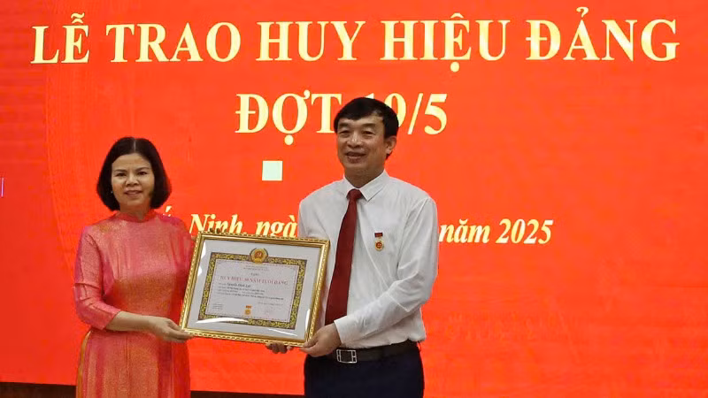 Phó Bí thư Thường trực Tỉnh ủy Bắc Ninh Nguyễn Hương Giang trao Huy hiệu 30 năm tuổi Đảng tặng Trưởng ban Nội chính Tỉnh ủy Nguyễn Đình Lợi.