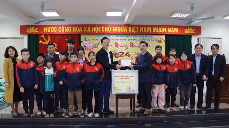 Phó Chủ tịch Thường trực Ủy ban nhân dân tỉnh Bắc Ninh thăm, tặng quà Tết tại Trung tâm nuôi dưỡng người có công và bảo trợ xã hội tỉnh.