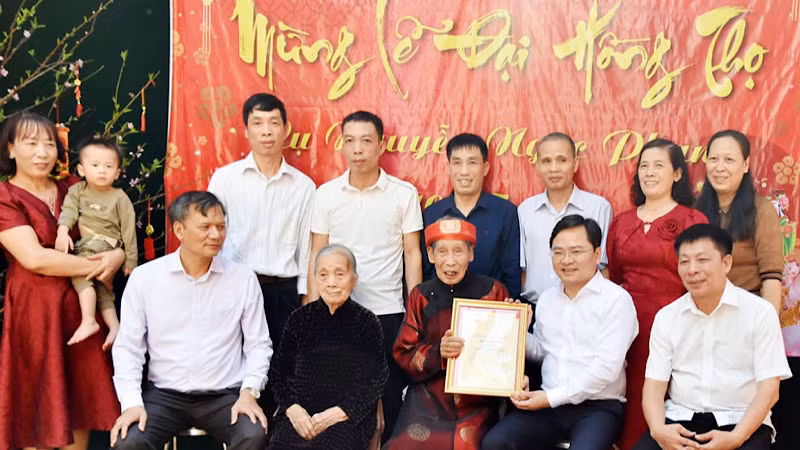 Bí thư Tỉnh ủy Bắc Ninh chúc Tết, mừng lễ Đại hồng thọ cụ Nguyễn Ngọc Phan,100 tuổi, cán bộ tiền khởi nghĩa ở thành phố Bắc Ninh. 