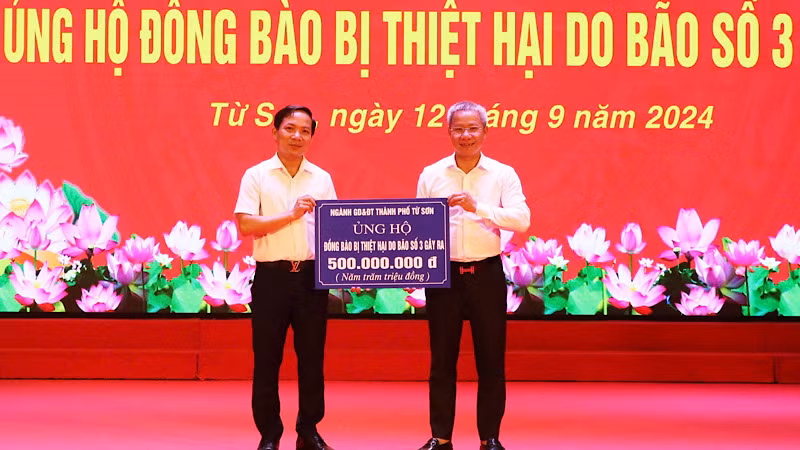 Chủ tịch Mặt trận thành phố Từ Sơn tiếp nhận 500 triệu đồng ủng hộ của ngành giáo dục thành phố.