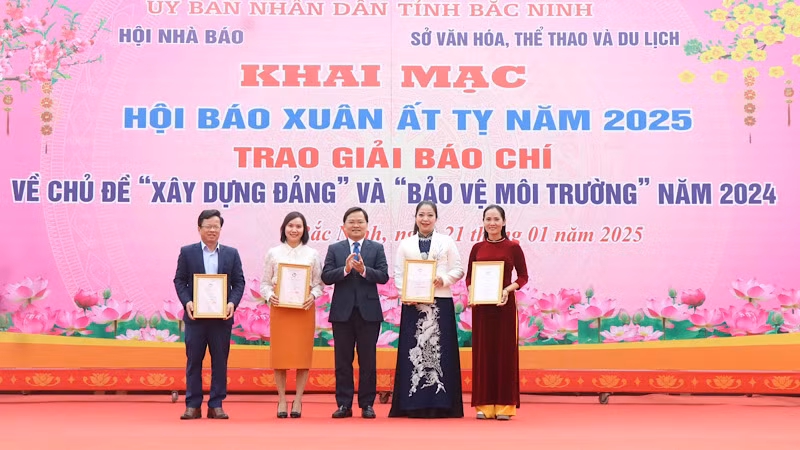 Bí thư Tỉnh ủy Nguyễn Anh Tuấn trao giải Nhất giải Báo chí về chủ đề Xây dựng Đảng năm 2024 tới các tác giả, nhóm tác giả.