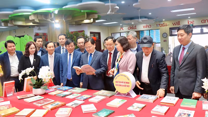 Các đại biểu tham quan khu vực trưng bày.