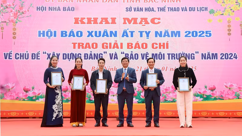 Phó Chủ tịch Ủy ban nhân dân tỉnh Ngô Tân Phượng trao giải Nhất giải báo chí “Chung tay bảo vệ môi trường” năm 2024 tới các tác giả, nhóm tác giả.