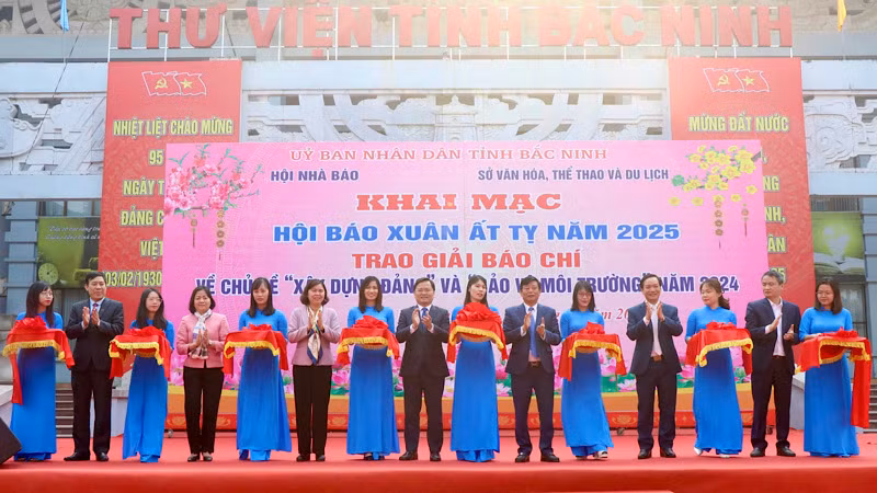 Các đại biểu cắt băng khai mạc trưng bày Hội báo Xuân Ất Tỵ năm 2025.