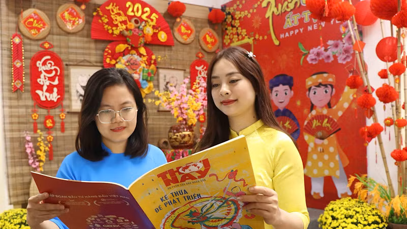 Bạn đọc Bắc Ninh với ấn phẩm Xuân của Báo Nhân Dân.