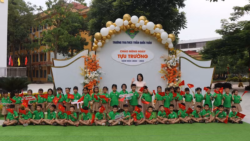 Các em học sinh lớp 1 háo hức trong buổi đầu đến trường.