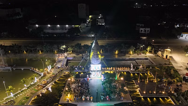 Tháp Thần Nông khi ban đêm.