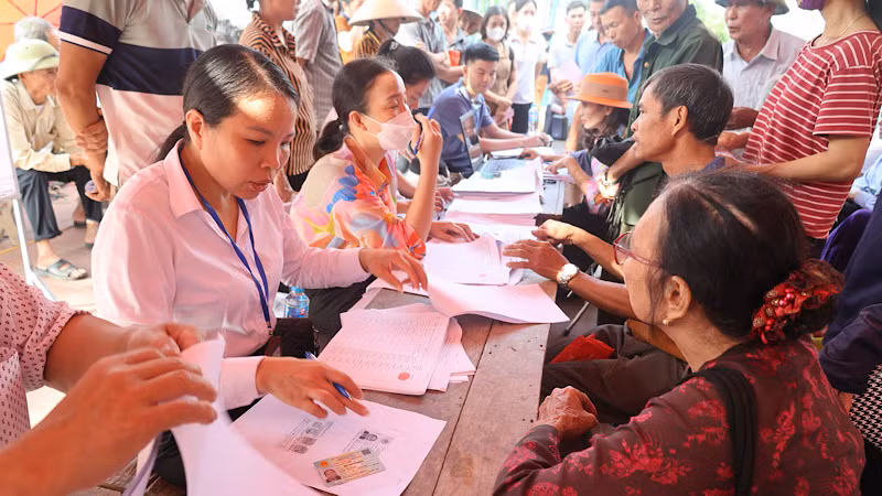 Hơn 90% hộ dân đã nhận tiền hỗ trợ ngay trong ngày đầu chi trả bồi thường, hỗ trợ giải phóng mặt bằng Dự án sân bay Gia Bình.