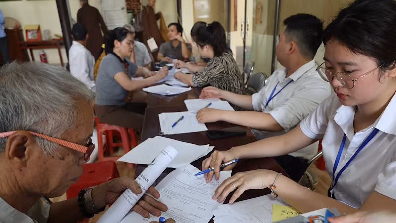 Các đơn vị tích cực hướng dẫn người dân trong công tác hỗ trợ chi trả đền bù giải phóng mặt bằng.