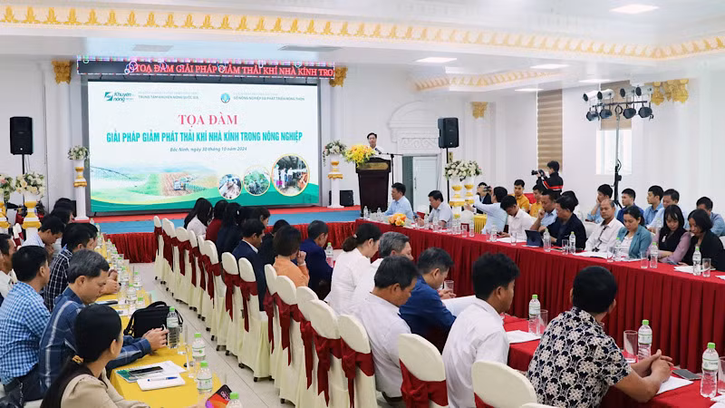 Buổi tọa đàm thu hút hơn 100 đại biểu tham dự.