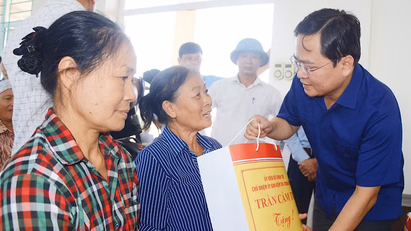 Bí thư Tỉnh ủy Bắc Ninh trao quà động viên bà con vùng lũ.