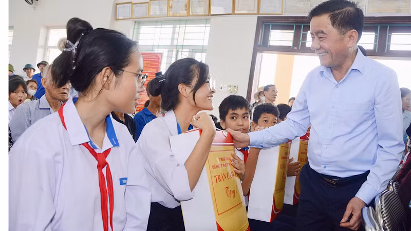 Đồng chí Trần Cẩm Tú động viên các cháu học sinh khắc phục khó khăn, nỗ lực học hành.