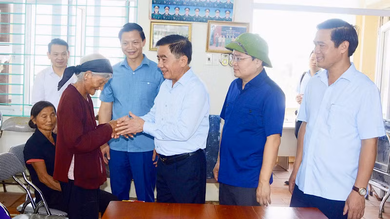 Đồng chí Trần Cẩm Tú, Ủy viên Bộ Chính trị, Bí thư Trung ương Đảng, Chủ nhiệm Ủy ban Kiểm tra Trung ương kiểm tra công tác khắc phục bão lũ, thăm và động viên bà con vùng lũ tại huyện Gia Bình, tỉnh Bắc Ninh.