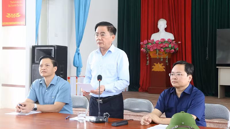 Thay mặt lãnh đạo Đảng, Nhà nước, đồng chí Trần Cẩm Tú gửi lời thăm hỏi ân cần tới bà con trên địa bàn tỉnh Bắc Ninh bị thiệt hại do mưa lũ gây ra.