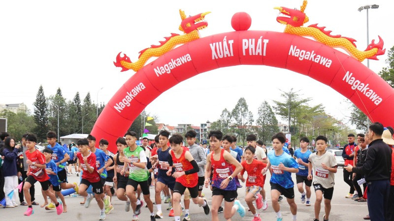 Các vận động viên xuất phát tại giải chạy việt dã Nagakawa - Cúp Báo Bắc Ninh lần thứ 29.