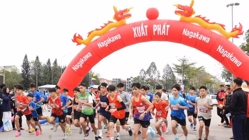 Các vận động viên xuất phát tại giải chạy việt dã Nagakawa - Cúp Báo Bắc Ninh lần thứ 29.