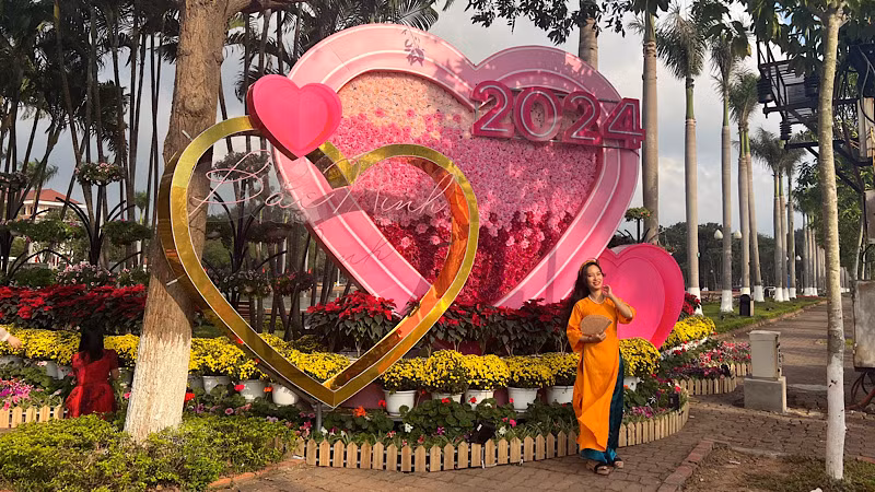 Những tiểu cảnh bắt mắt tại Đường hoa được đông đảo người dân tới tham quan, chụp ảnh.