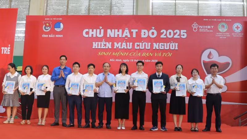 Ban Tổ chức tuyên dương các thầy thuốc trẻ tiêu biểu.