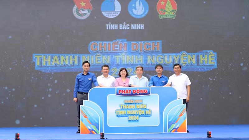Các đại biểu bấm nút phát động Chiến dịch.