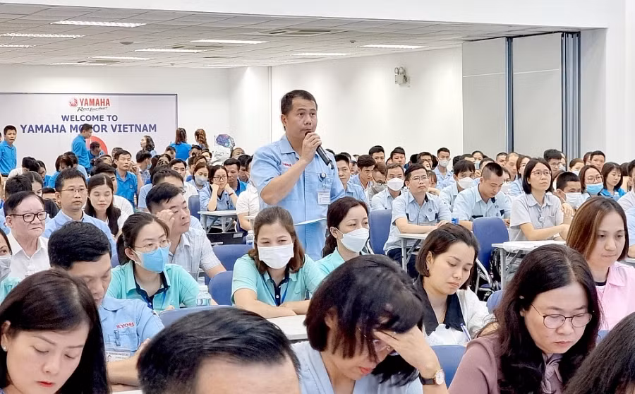 Người lao động kiến nghị những vấn đề quan tâm với lãnh đạo thành phố.