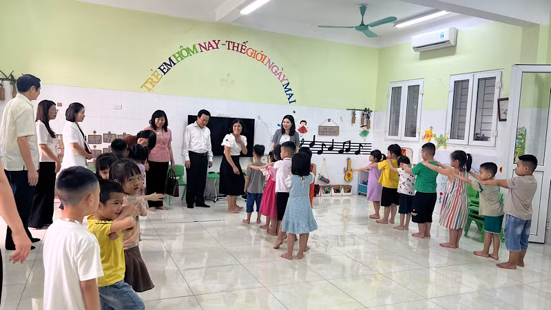 Đoàn Giám sát khảo sát tại trường mầm non Phú Lâm 1 huyện Tiên Du.