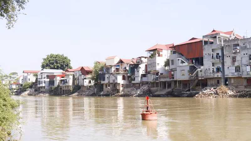 Bờ tả điểm sạt lở đê Hữu Cầu là khu dân cư thuộc huyện Việt Yên, tỉnh Bắc Giang.