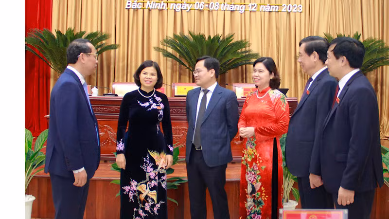 Các đồng chí lãnh đạo tỉnh trao đổi tại phiên khai mạc.