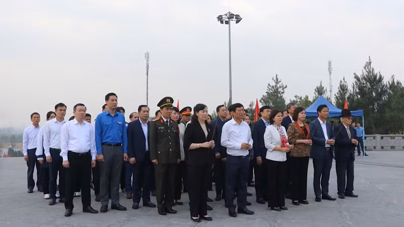 Các đại biểu dâng hương tưởng nhớ đồng chí Ngô Gia Tự.