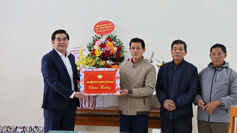 Mặt trận Tổ quốc tỉnh thăm, tặng quà tại giáo xứ Nam Viên, Lạc Vệ, Tiên Du.