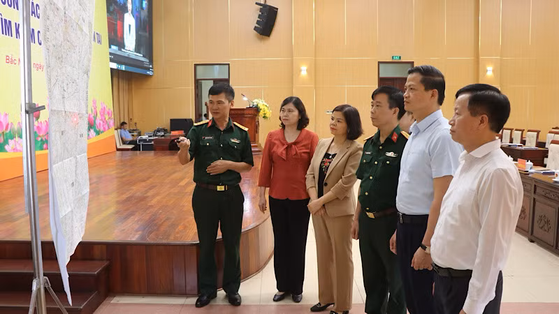 Các đại biểu nghe báo cáo về công tác hiệp đồng phòng, chống thiên tai và tìm kiếm cứu nạn trên địa bàn tỉnh.