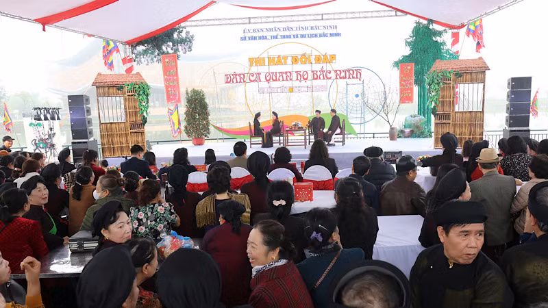 Phần thi đối đáp được tổ chức tại sân khấu ngoài trời, thu hút đông đảo người dân, du khách đến xem.