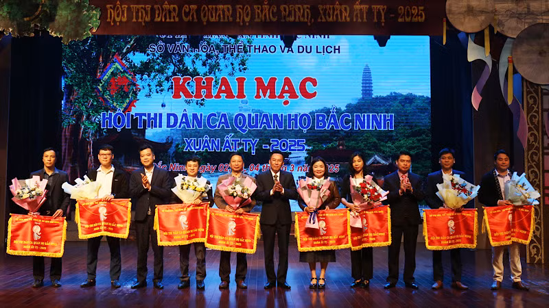 Lãnh đạo Sở Văn hóa, Thể thao và Du lịch trao cờ Lưu niệm tặng các đoàn tham dự.