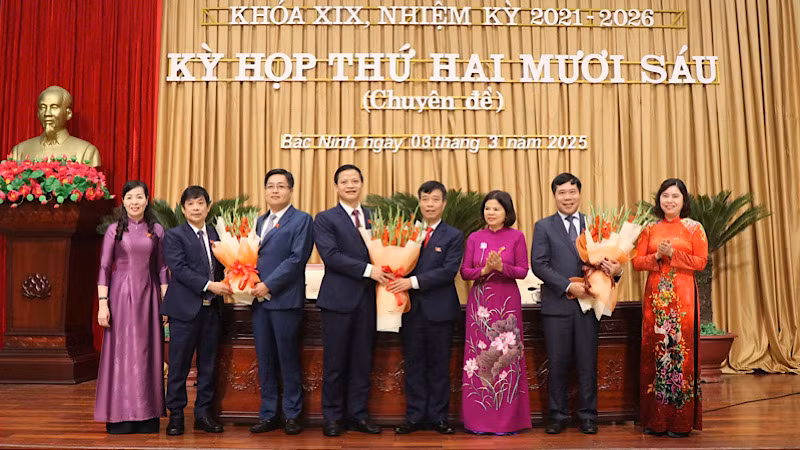 Lãnh đạo tỉnh tặng hoa các đồng chí thôi làm nhiệm vụ đại biểu Hội đồng nhân dân tỉnh khóa 19, nhiệm kỳ 2021-2026 và miễn nhiệm thành viên Ủy ban nhân dân tỉnh.