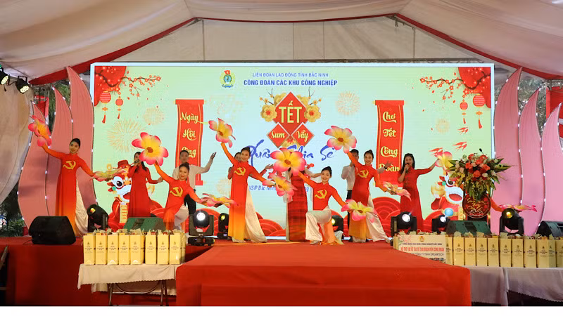 Các tiết mục văn nghệ tại Chương trình “Tết sum vầy-Xuân chia sẻ; Ngày hội công nhân-Chợ tết Công đoàn năm 2024”.