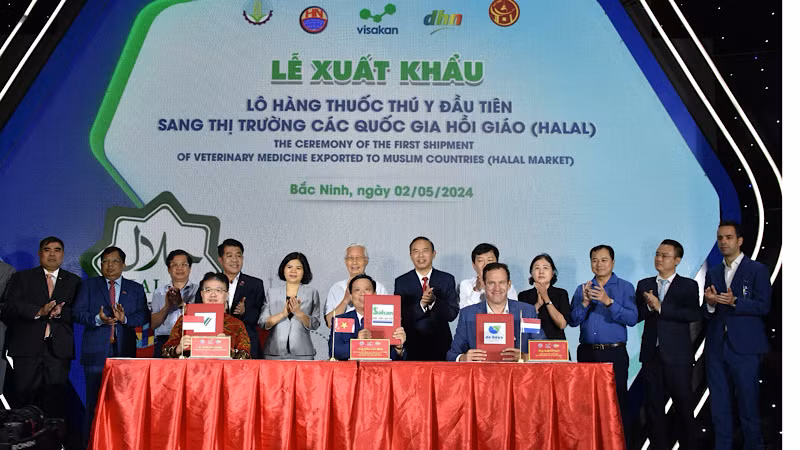 Visakan (Sakan) ký kết chương trình hợp tác với các đối tác.