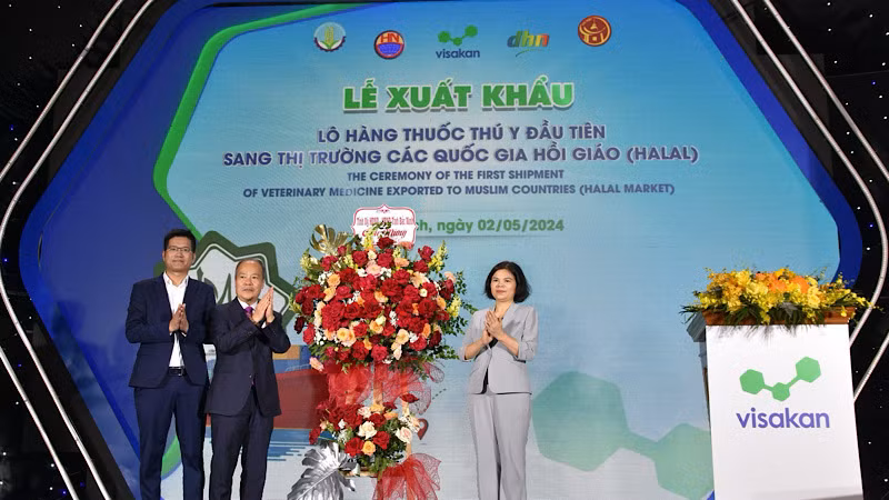 Lãnh đạo tỉnh Bắc Ninh tặng hoa chúc mừng sự kiện.