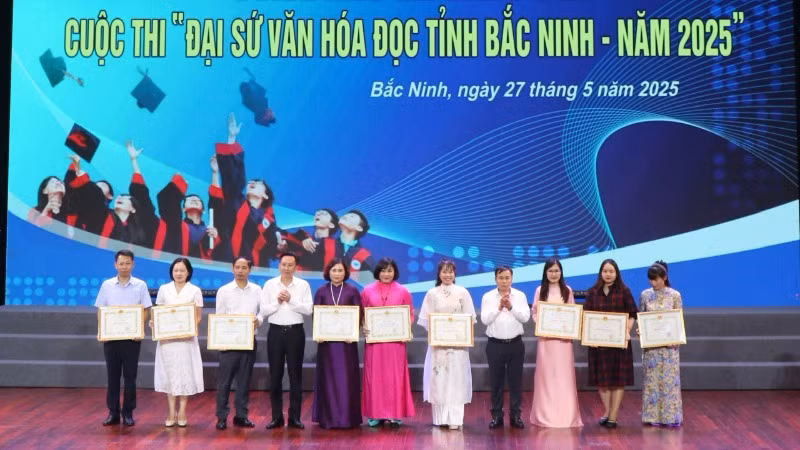 Ban Tổ chức trao Bằng khen tặng các tập thể đã có thành tích xuất sắc tham gia cuộc thi. 