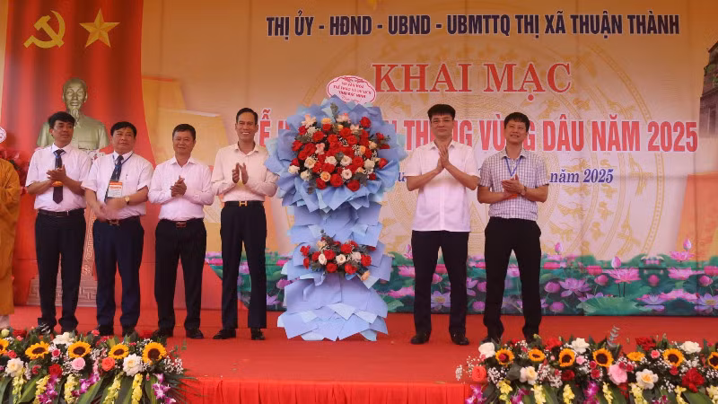 Đại diện Sở Văn hóa, Thể thao và Du lịch tỉnh Bắc Ninh chúc mừng lễ khai hội vùng Dâu năm 2025.