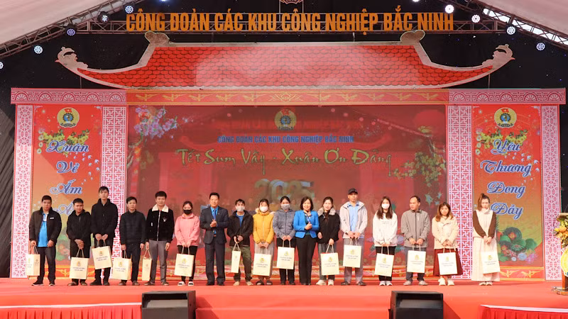Nhiều phần quà thiết thực đã được gửi tặng công nhân, người lao động dịp này.
