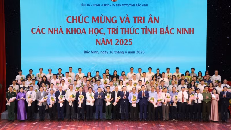 Lãnh đạo tỉnh tặng hoa, tri ân đội ngũ trí thức trong và ngoài tỉnh.
